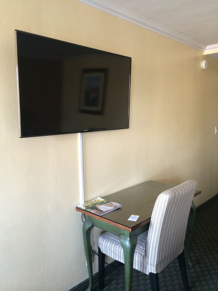 Фото Oasis Inn & Suites