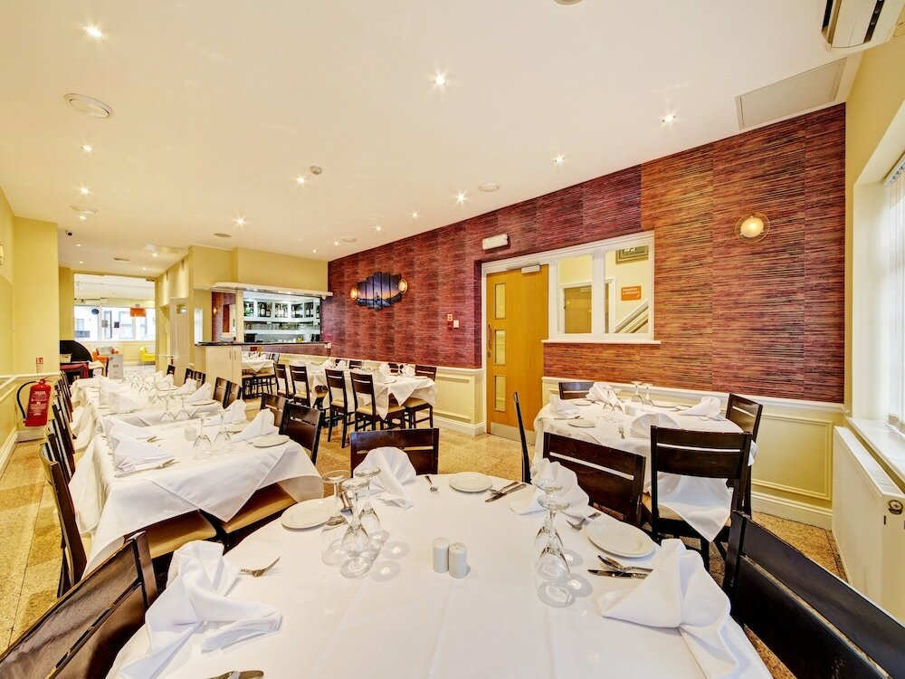 Фото Oyo Bostons Manor Hotel