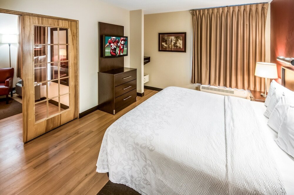 Фото Red Roof Inn Plus+ Long Island - Garden City