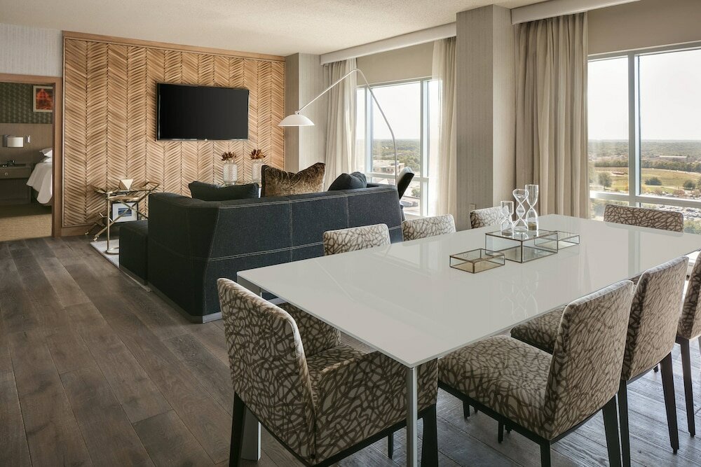 Фото Sheraton Overland Park Hotel at the Convention Center