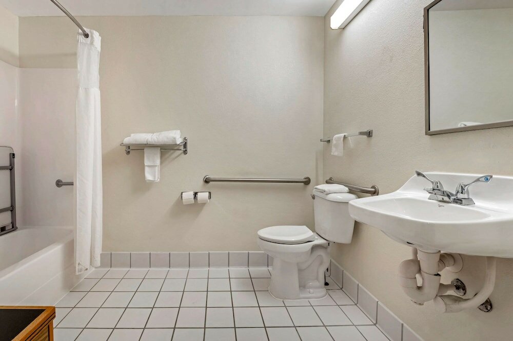 Фото Quality Inn & Suites