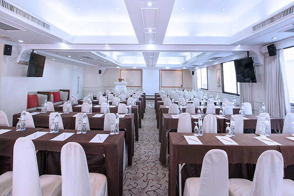 Фото Furama Silom Bangkok Hotel