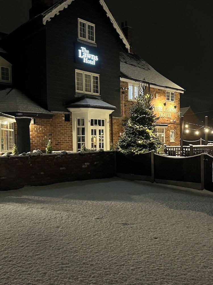 Фото The Lawns Hotel