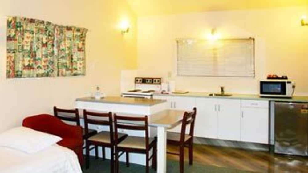 Фото Rayland Epsom Motel