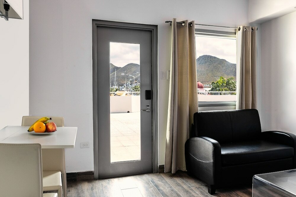 Фото Commodore Suites