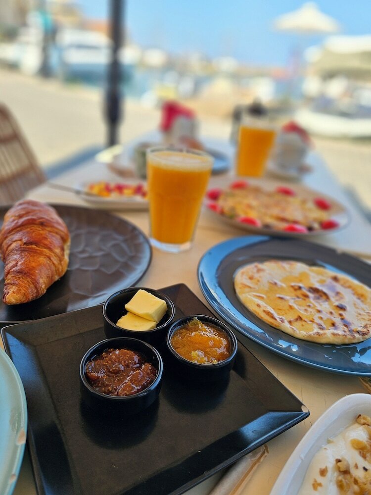 Фото Aisha Petite Suites