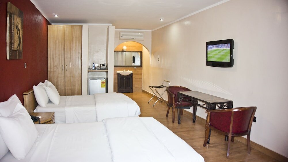 Фото Tropical Enclave Hotel