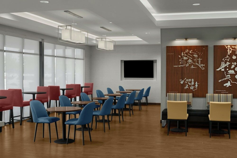 Фото TownePlace Suites by Marriott Carlsbad