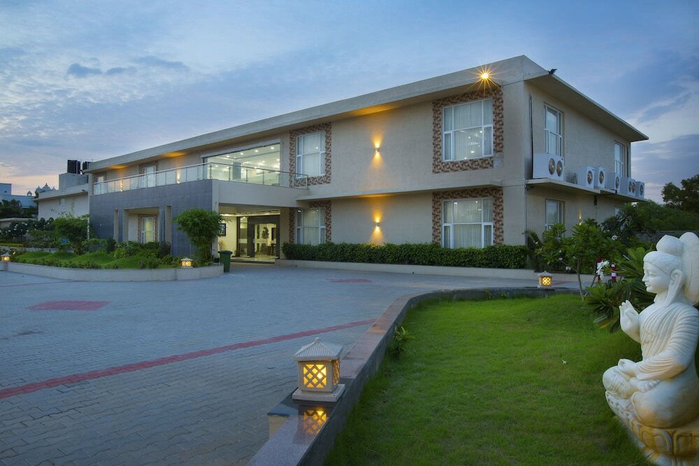 Фото Landmark Pallavaa Beach Resort