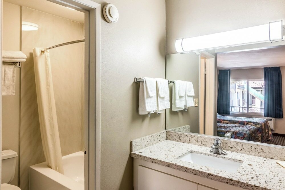 Фото Rodeway Inn Regalodge