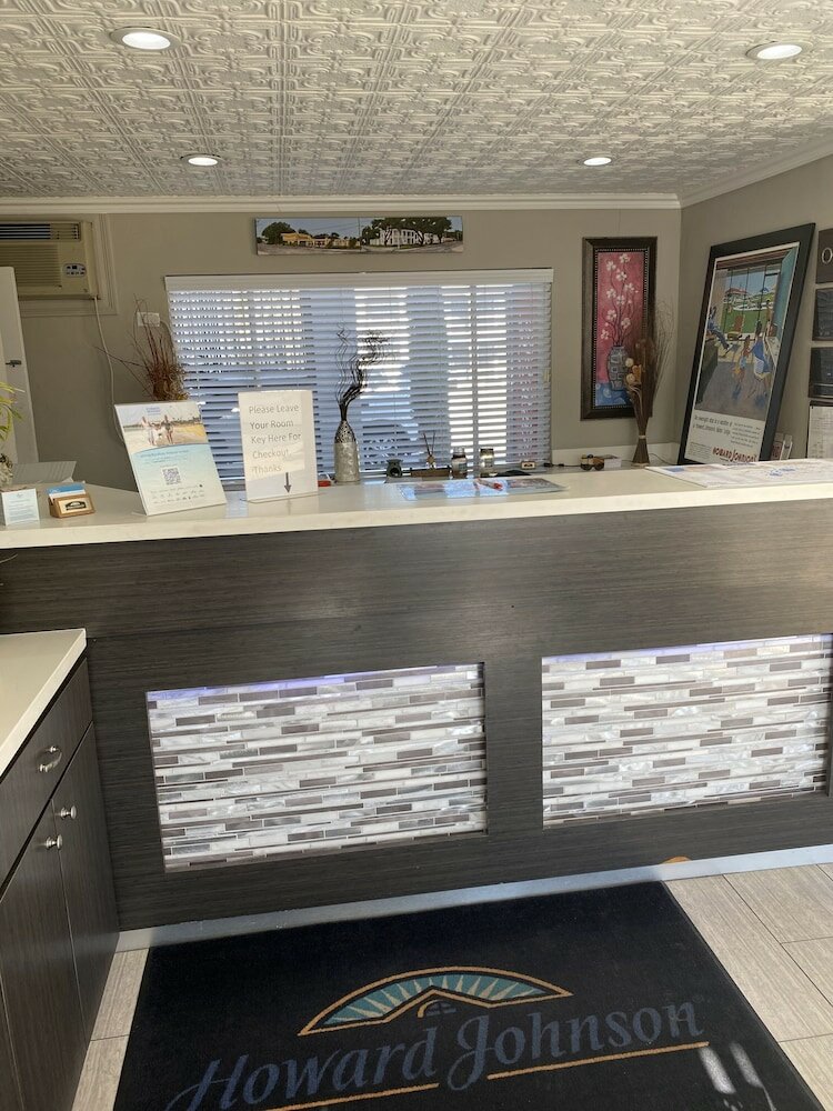 Фото Howard Johnson by Wyndham Historic Lake Charles