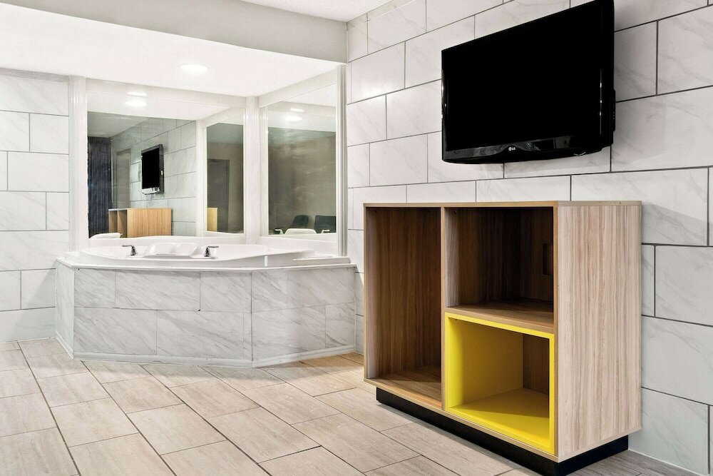 Фото Days Inn & Suites by Wyndham Warren