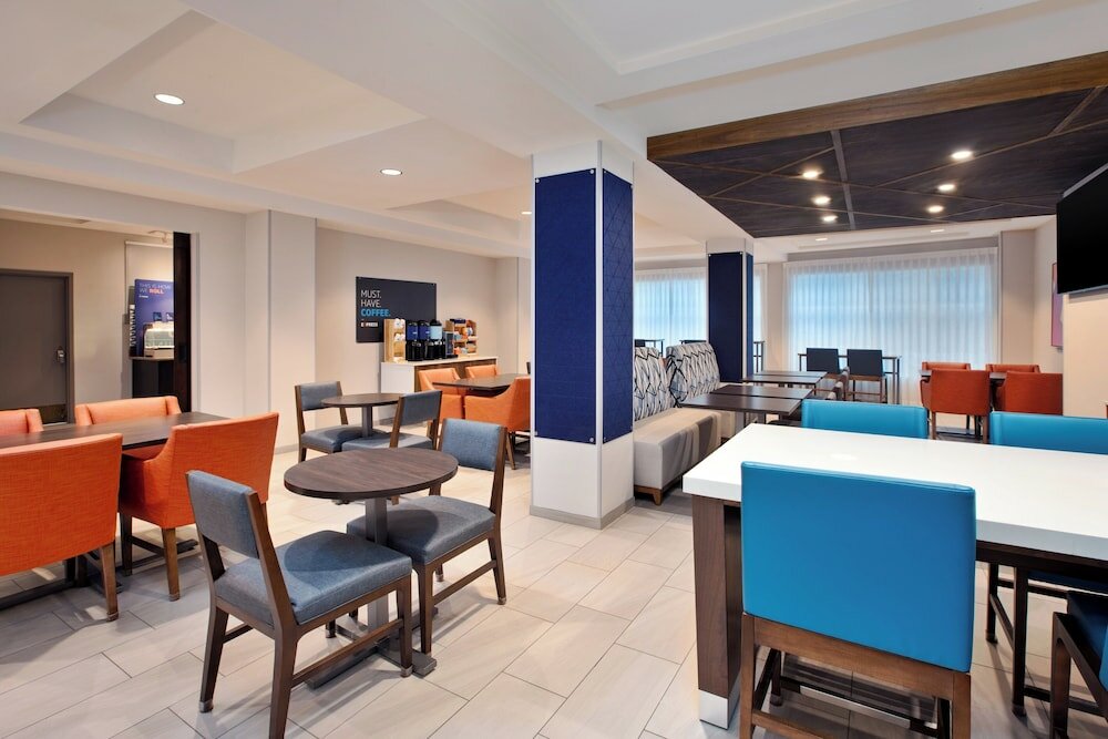 Фото Holiday Inn Express Hotel & Suites Grand Rapids-North, an Ihg Hotel