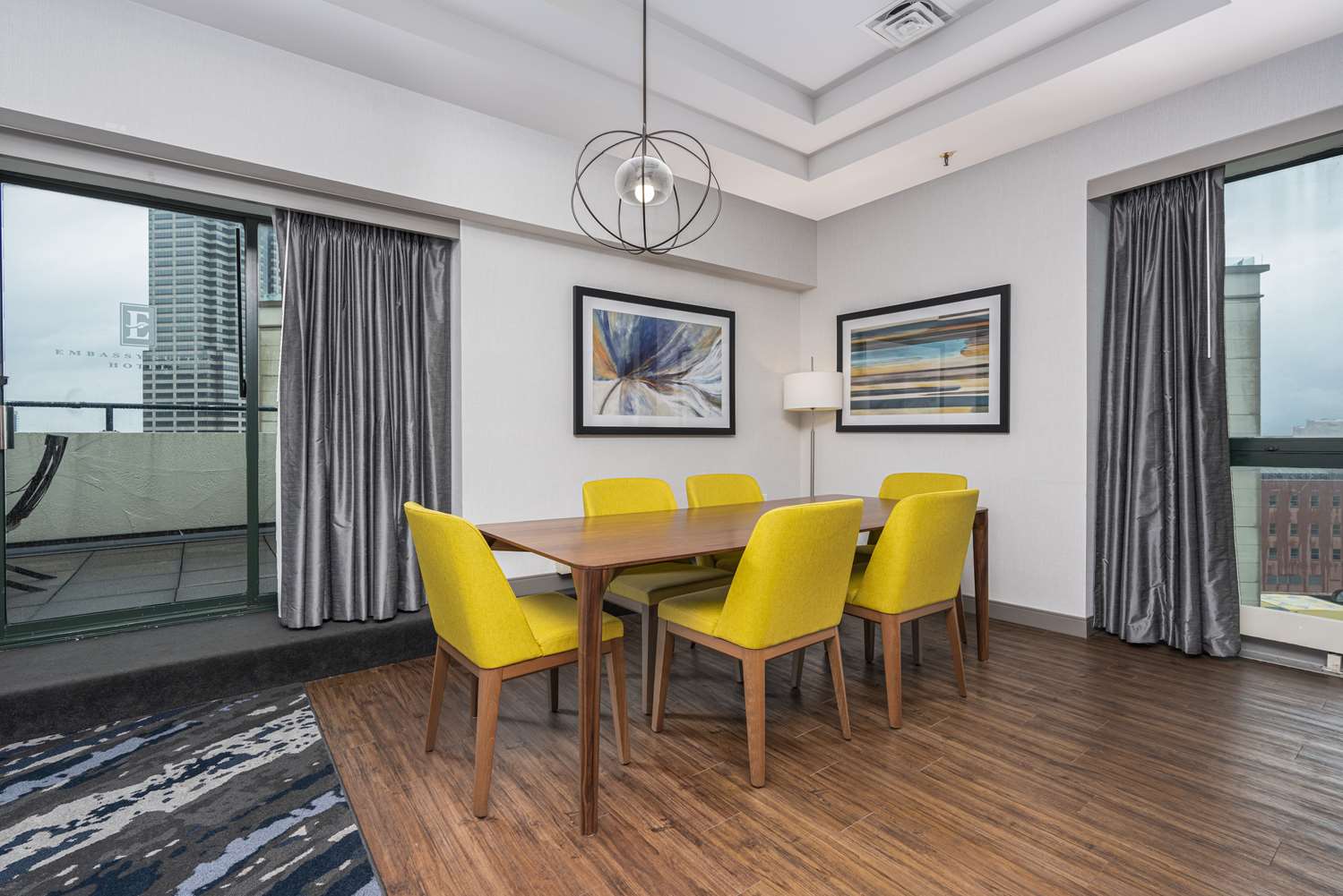 Фото Embassy Suites Indianapolis Downtown