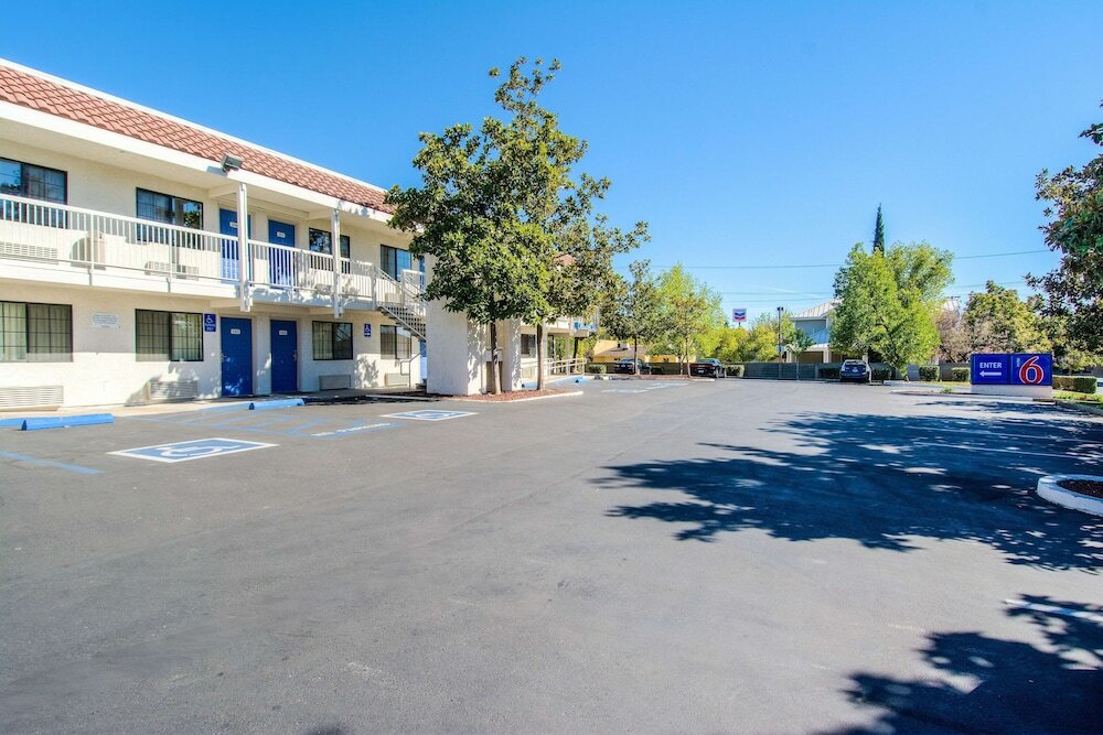 Фото Motel 6 Redding, Ca - South