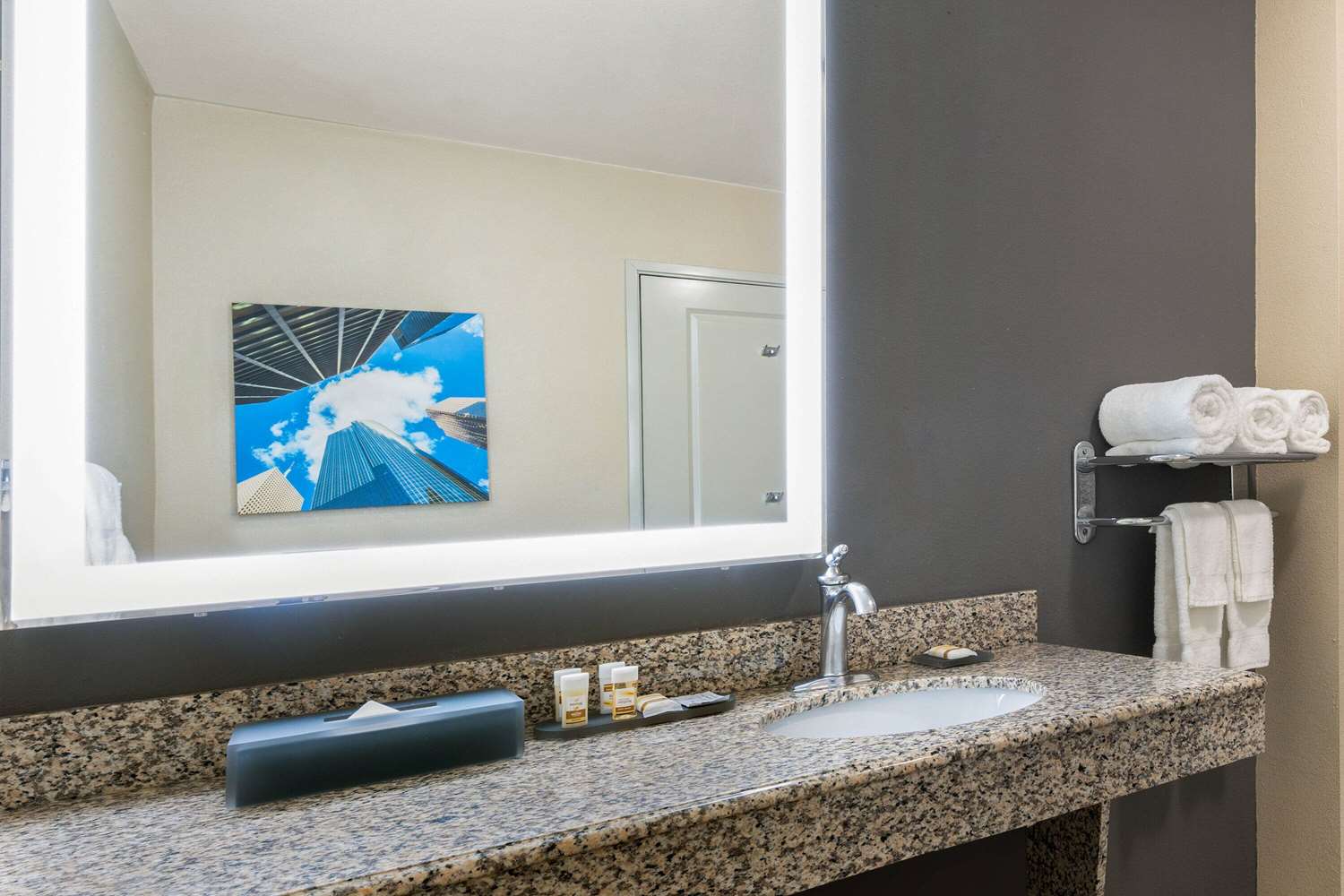 Фото La Quinta Inn & Suites by Wyndham Houston Energy Corridor