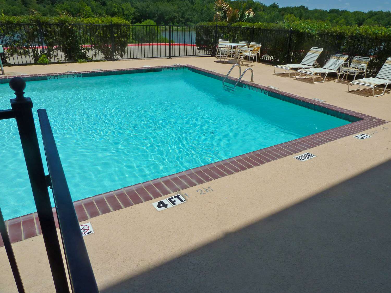 Фото Americas Best Value Inn & Suites Gun Barrel City