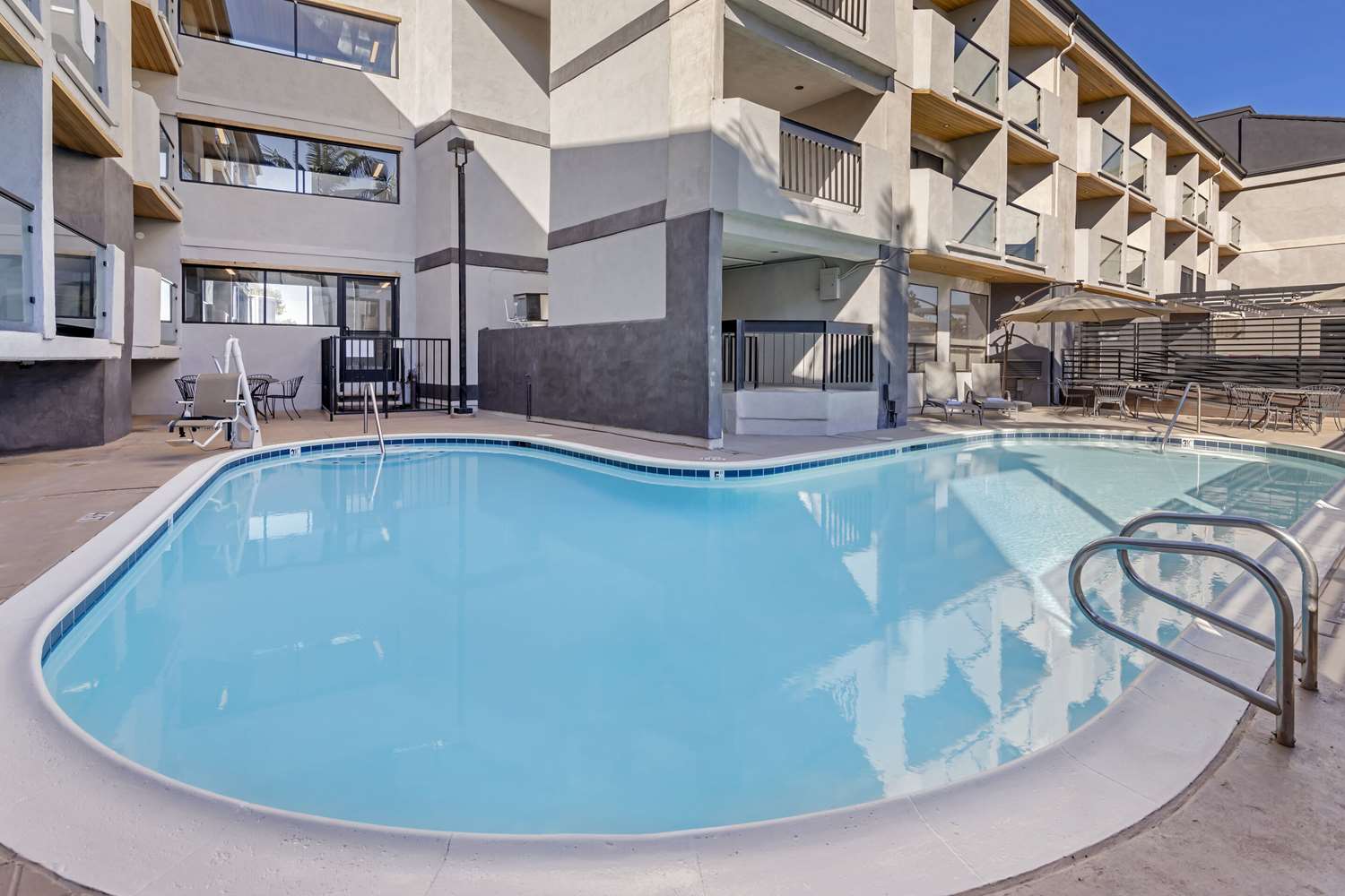 Фото Quality Inn & Suites Irvine Spectrum