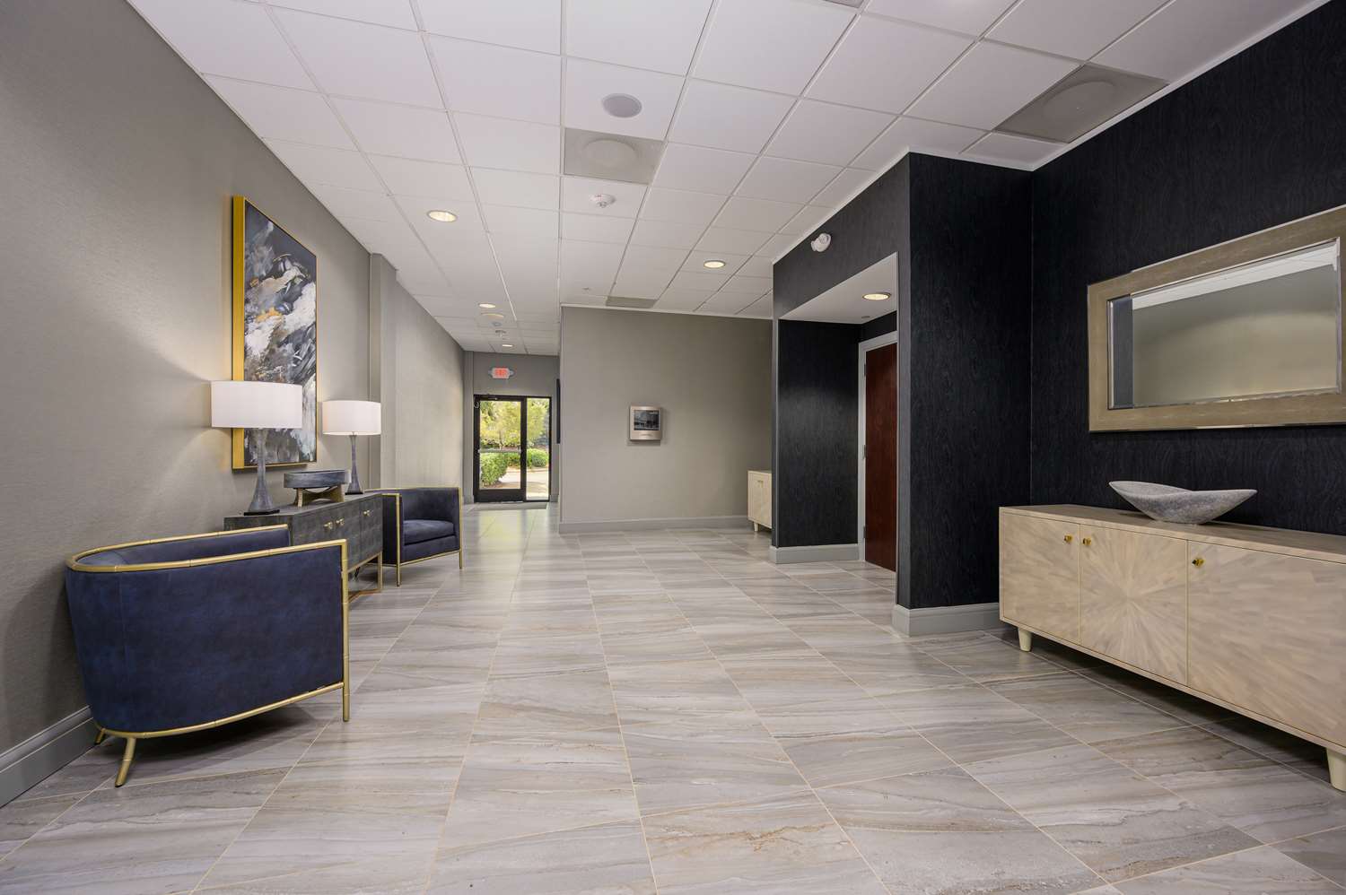 Фото DoubleTree by Hilton Raleigh Midtown, Nc