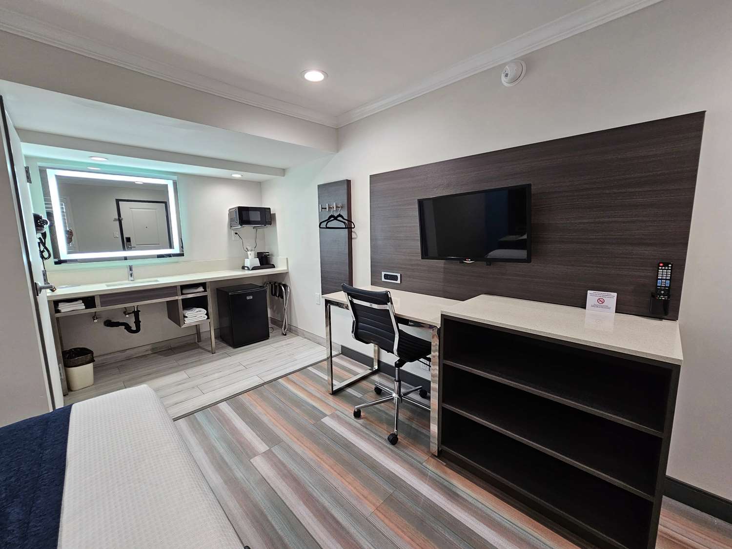 Фото Travelodge by Wyndham Fullerton Near Anaheim