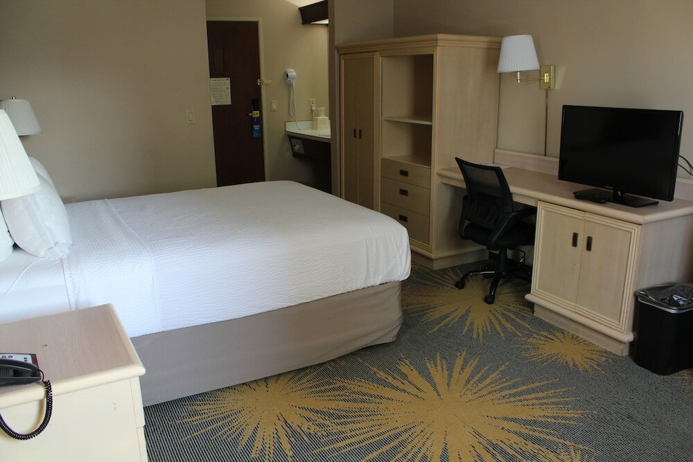 Фото Days Inn by Wyndham Seatac Airport