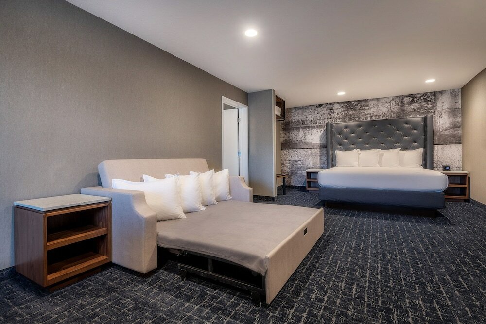 Фото Anaheim Camelot Inn & Suites