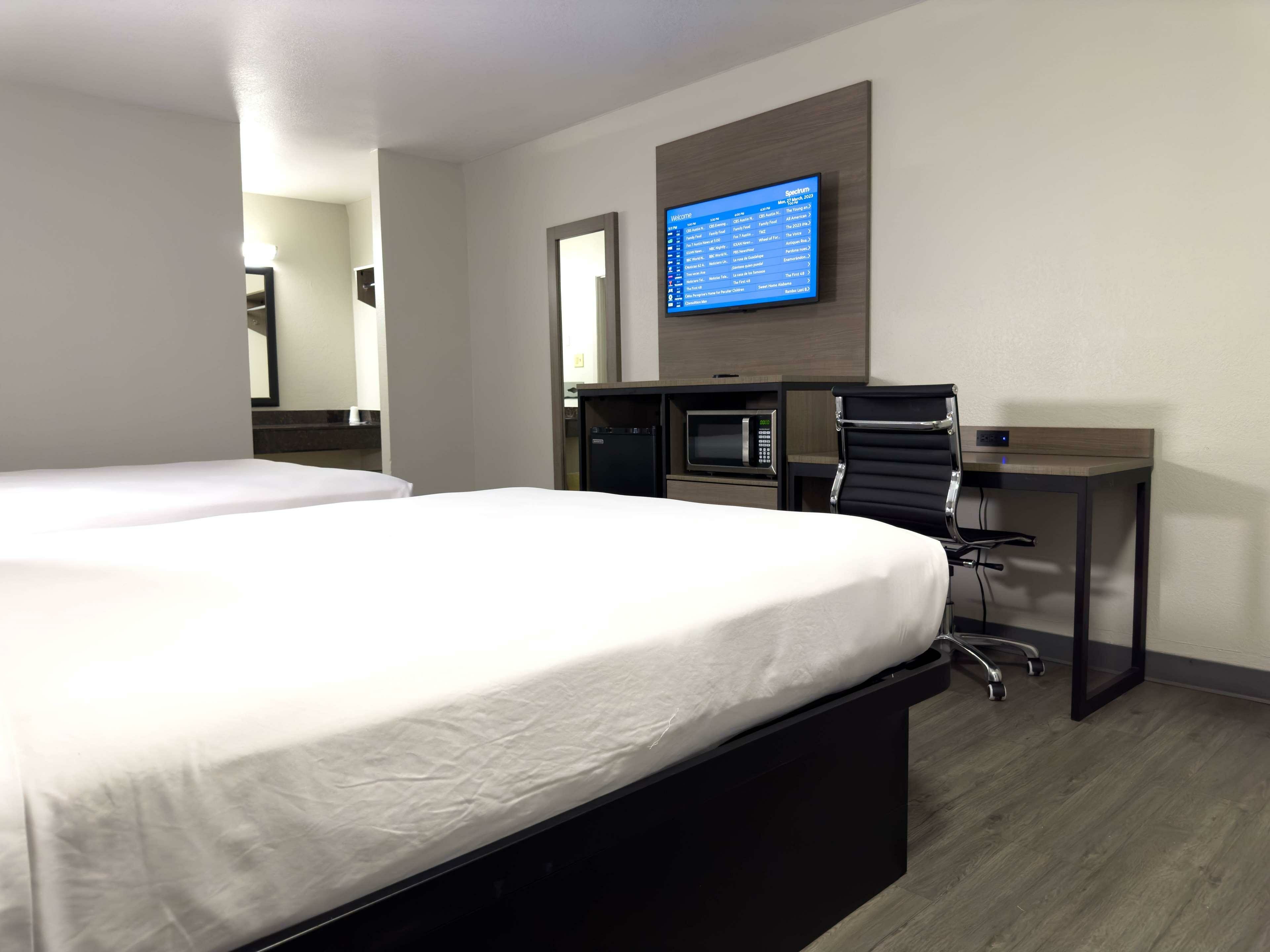 Фото Americas Best Value Inn Austin University