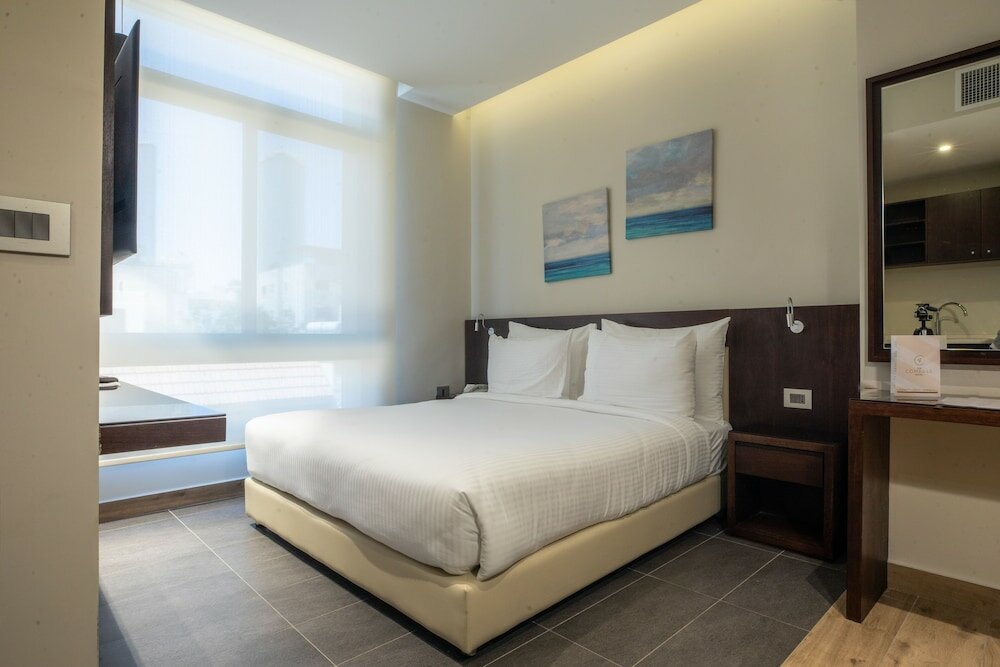 Фото The Compass Hotel