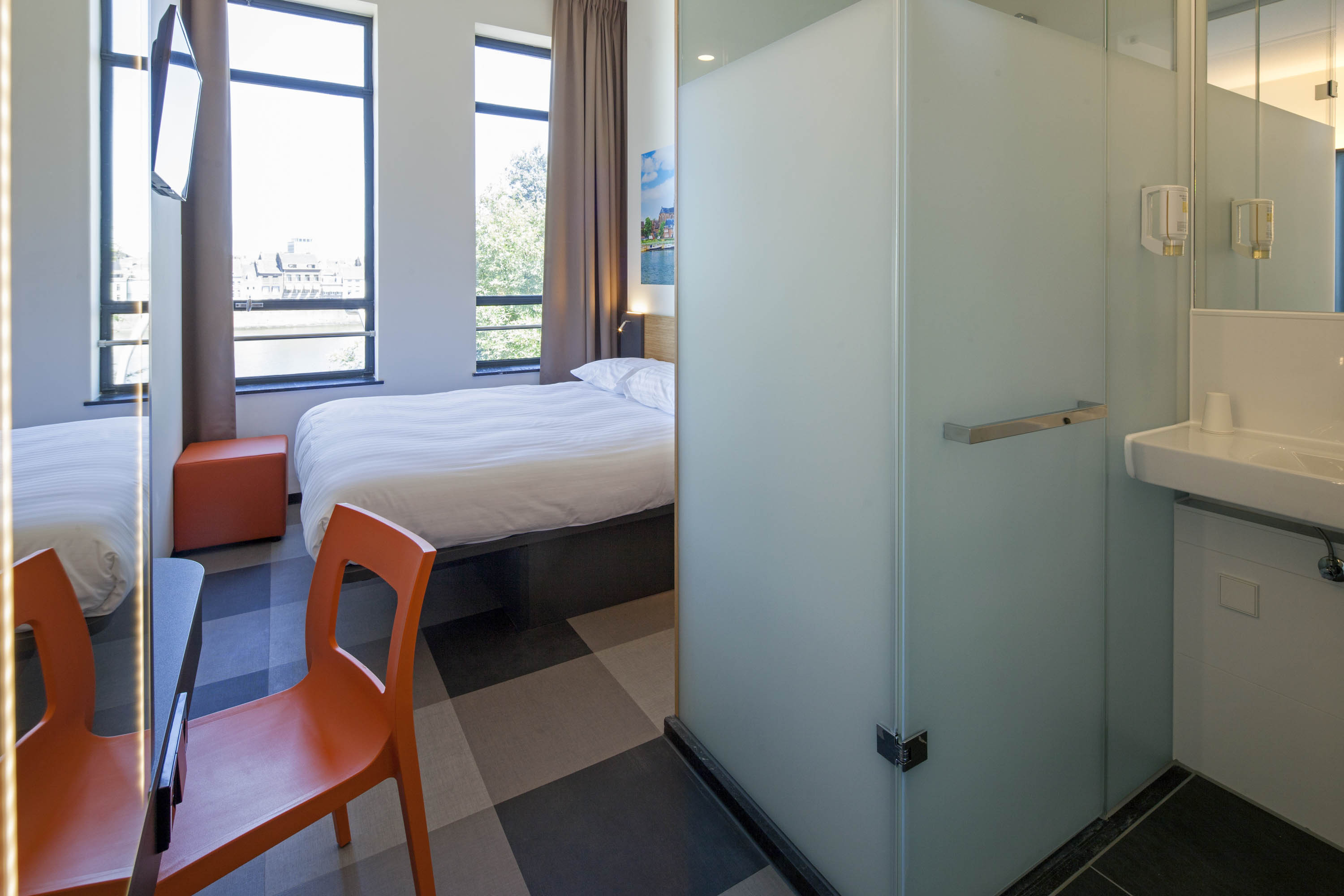 Фото EasyHotel Maastricht City Centre