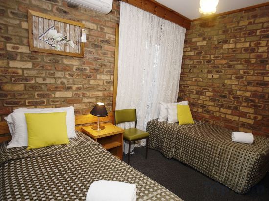 Фото The Settlement Historic Hotel