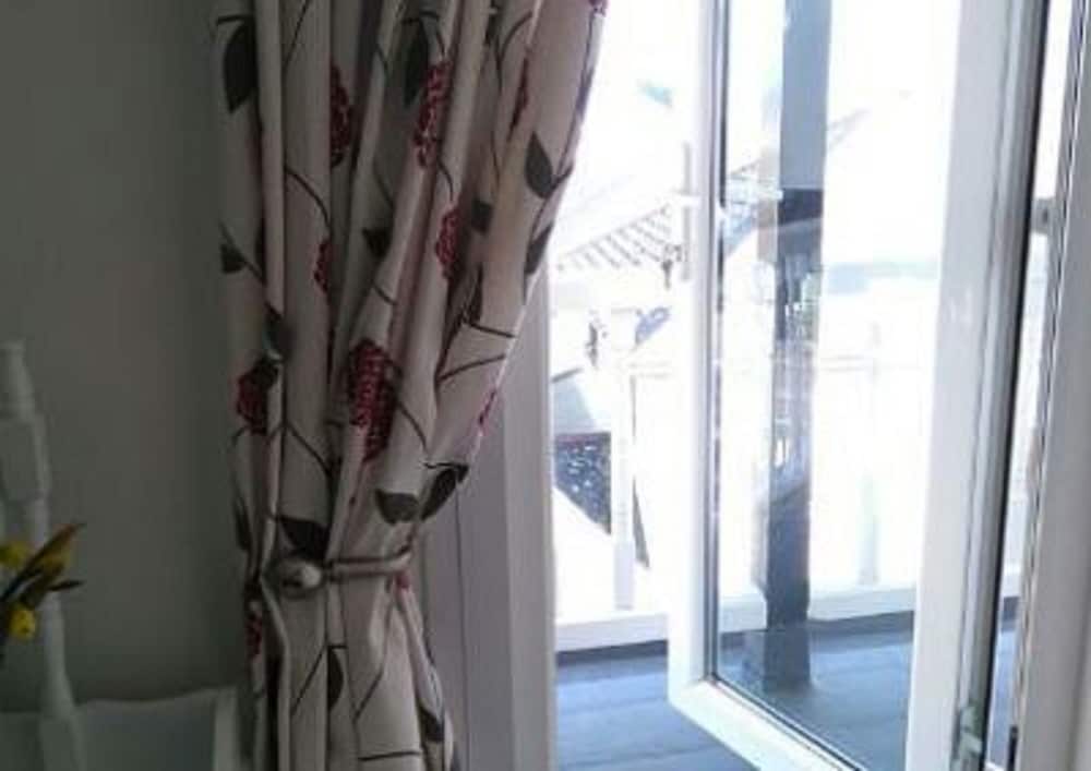 Фото Tudor Court Hotel