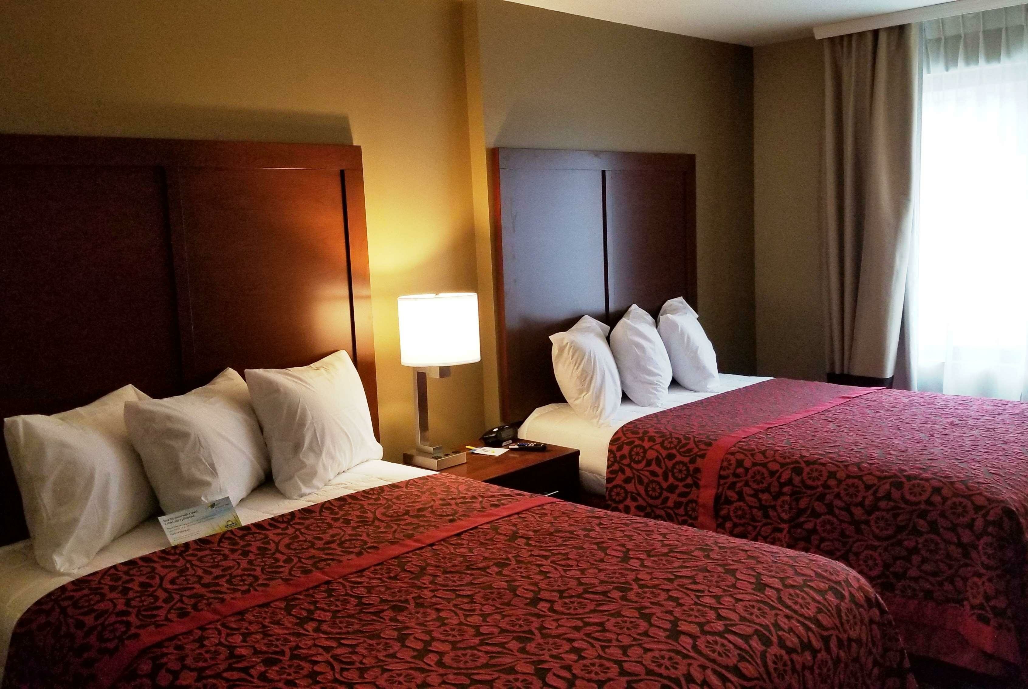 Фото Days Inn by Wyndham Brooklyn Marine Park