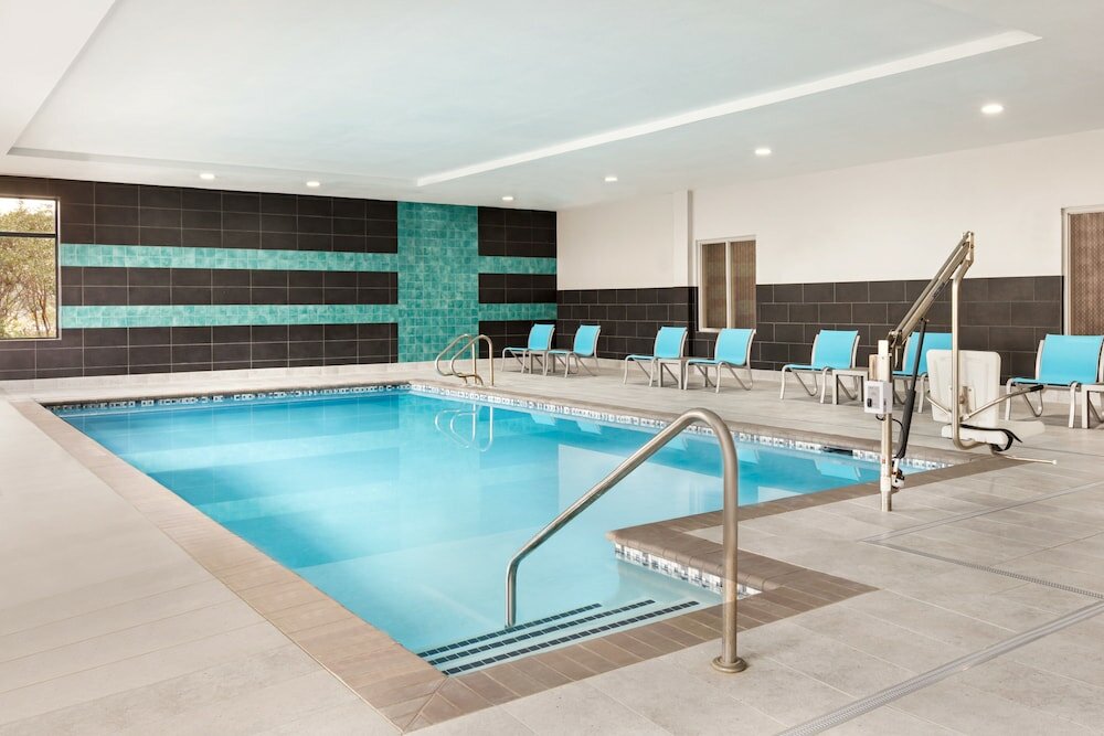 Фото Holiday Inn Express Hotel & Suites Norfolk Airport