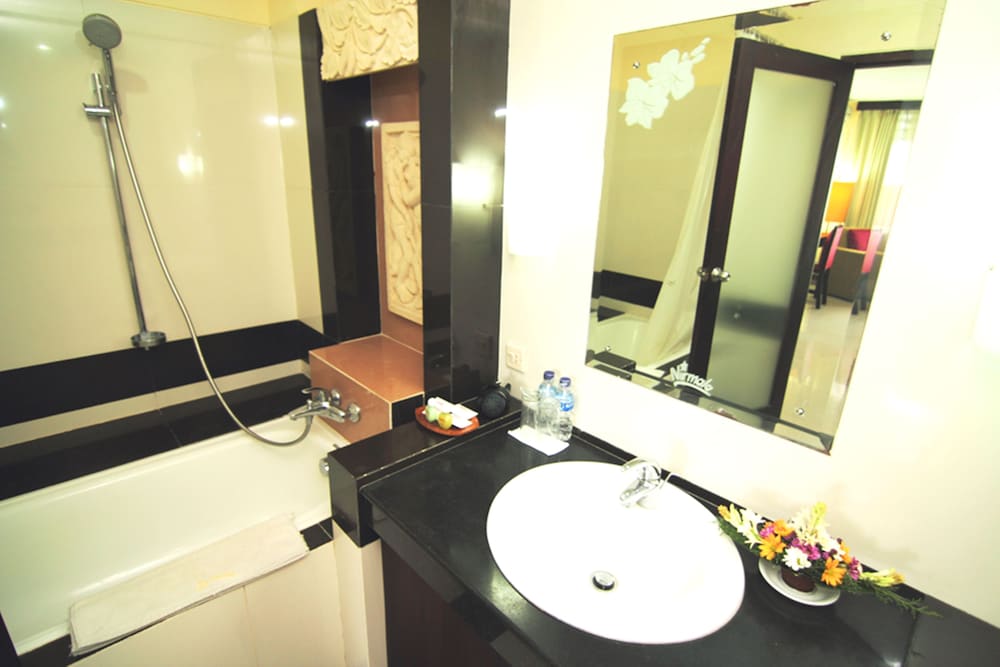 Фото Nirmala Hotel and Convention Centre