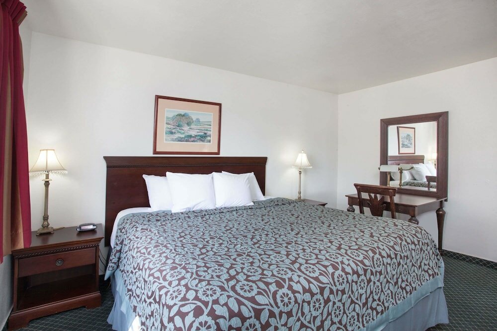 Фото Days Inn by Wyndham Orange Anaheim