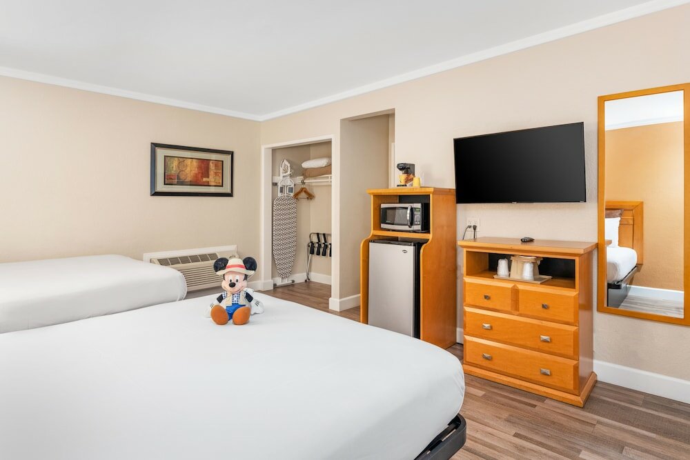 Фото Anaheim Islander Inn and Suites