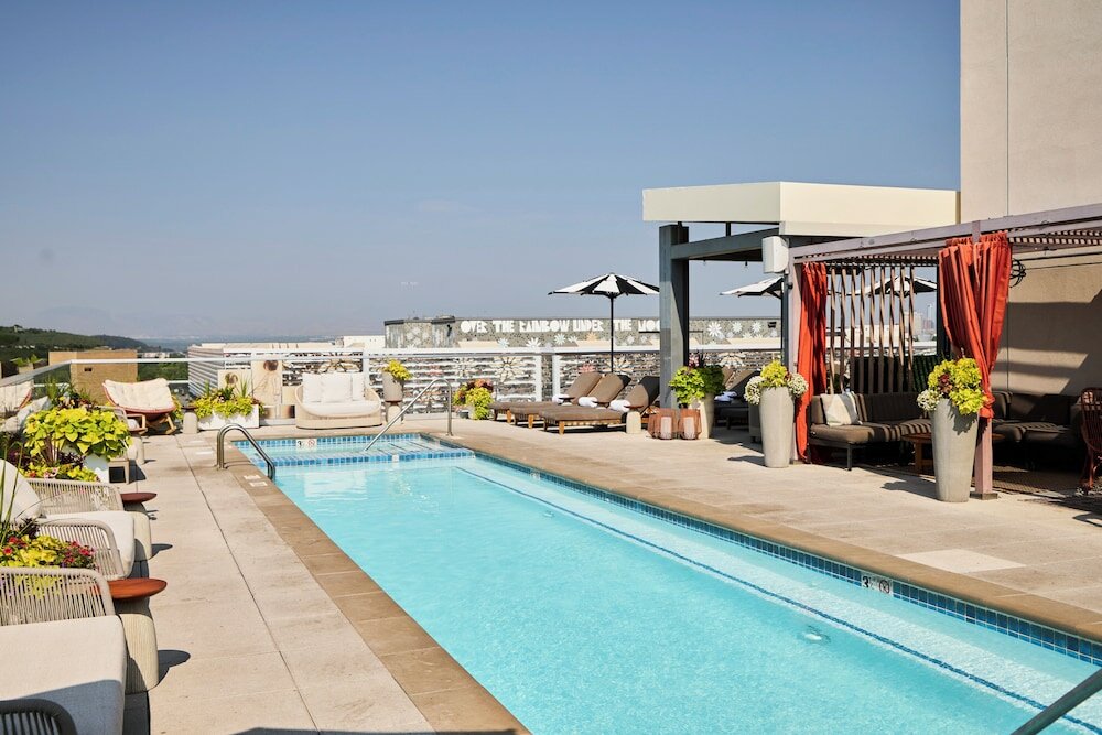 Фото Halcyon - a hotel in Cherry Creek