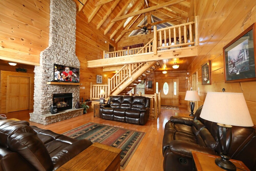 Фото Majestic Manor - Five Bedroom Cabin