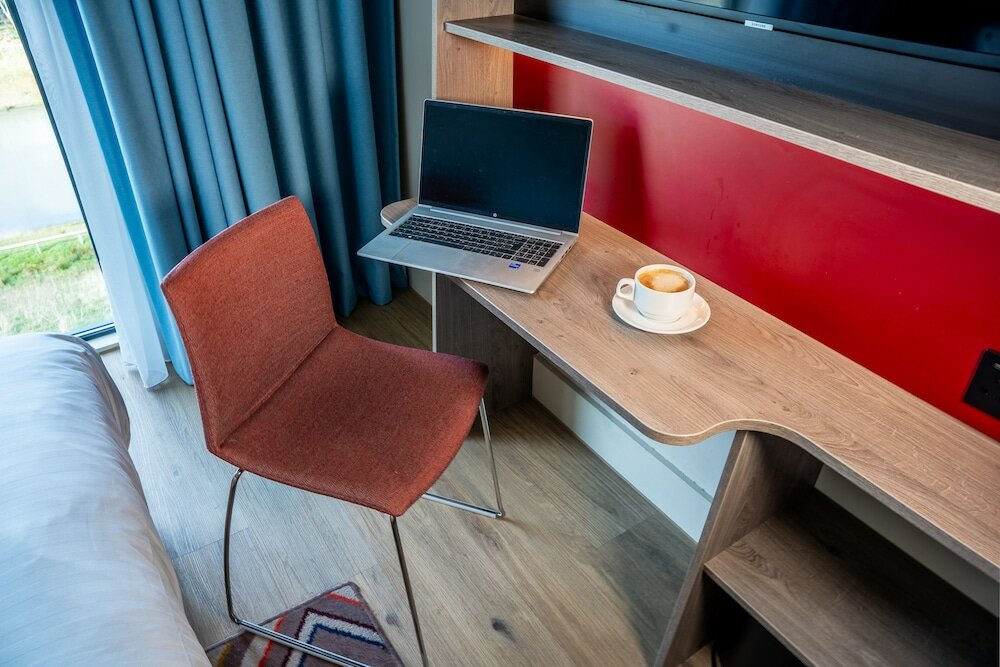 Фото Hampton by Hilton Blackburn