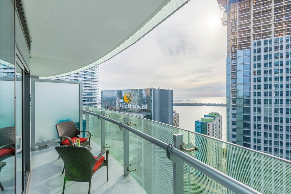 Фото Noel Suites-York St and Lakeshore Blvd