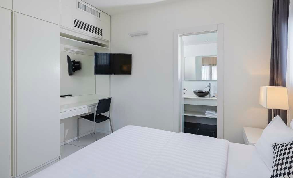 Фото Best Western Regency Suites Hotel