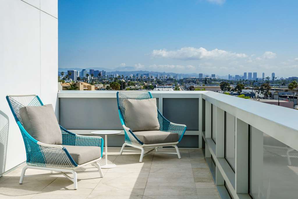 Фото Hampton Inn & Suites Santa Monica