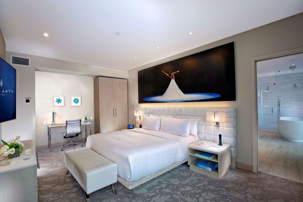 Фото Hall Arts Hotel Dallas, Curio Collection by Hilton