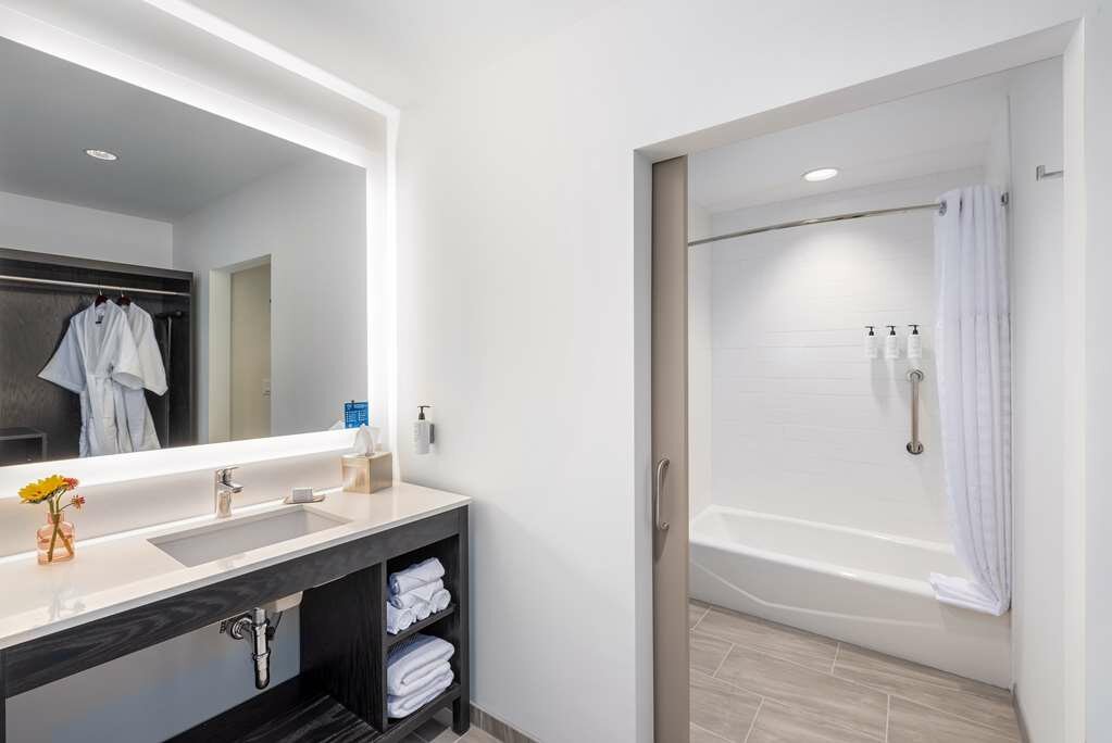 Фото Holman Riverfront Park Hotel Salem, Tapestry by Hilton