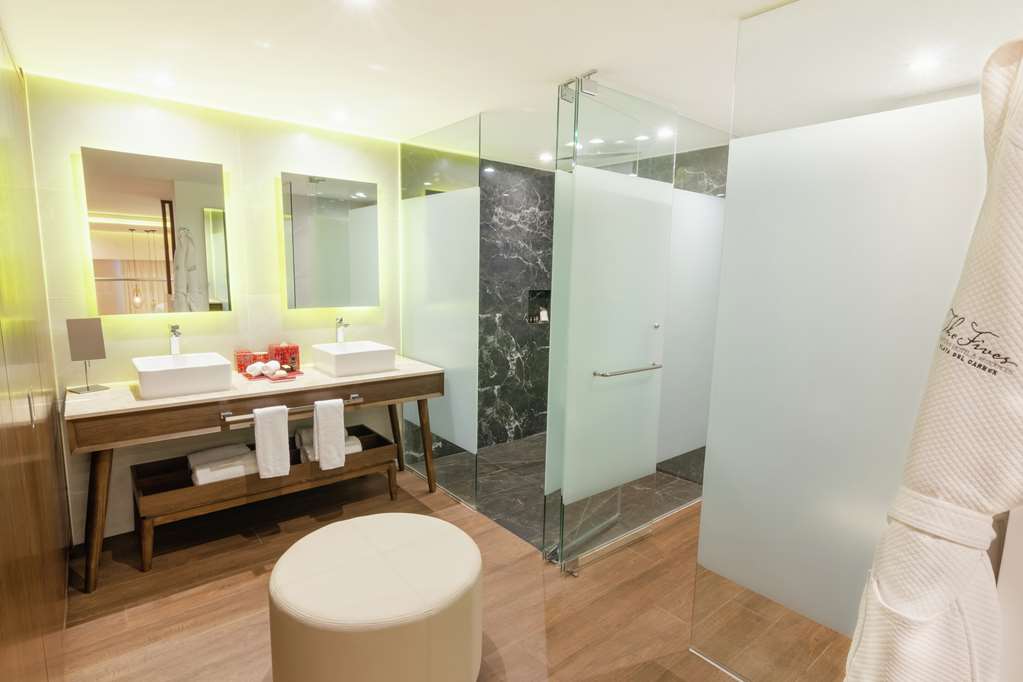 Фото Апартаменты The Fives Downtown Hotel & Residences, Curio Collection by Hilton