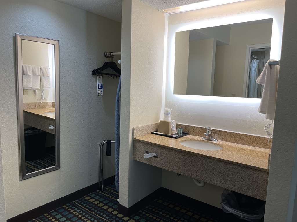 Фото Best Western Tallahassee-Downtown Inn & Suites