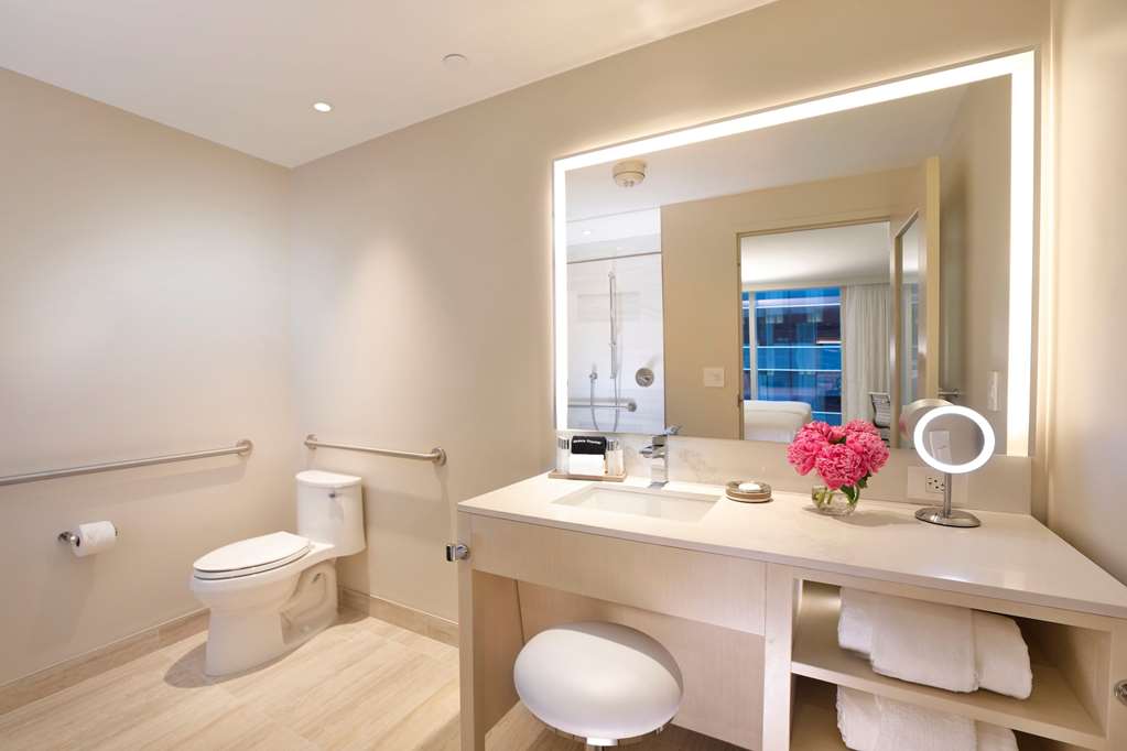 Фото Hall Arts Hotel Dallas, Curio Collection by Hilton