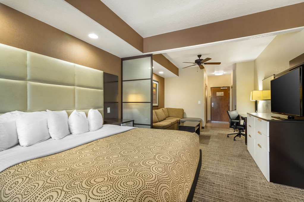 Фото Best Western Plus Lackland Hotel & Suites