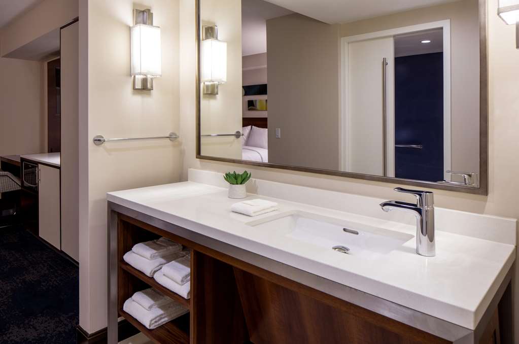 Фото Hilton Garden Inn Waikiki Beach