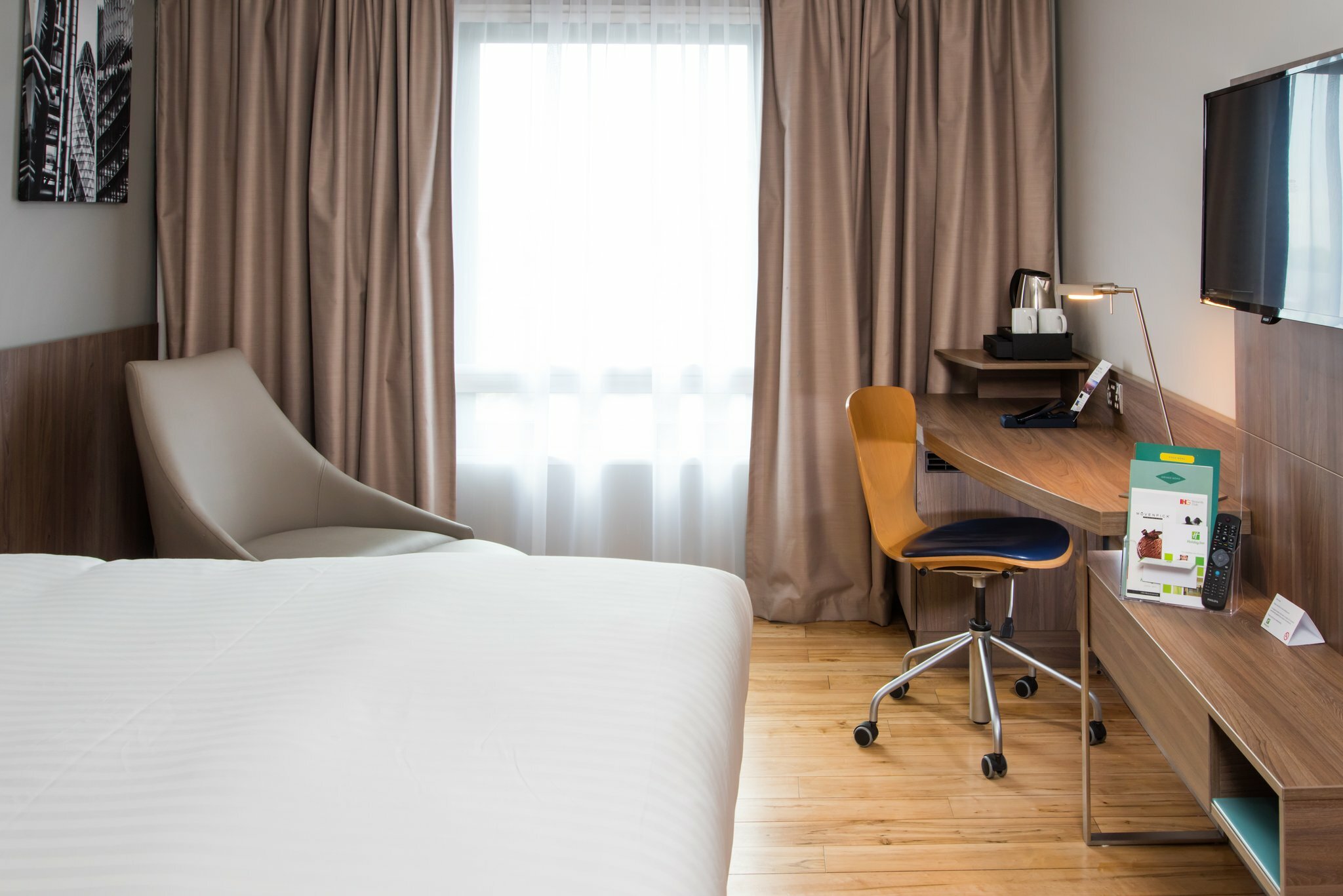 Фото Holiday Inn London - West, an Ihg Hotel